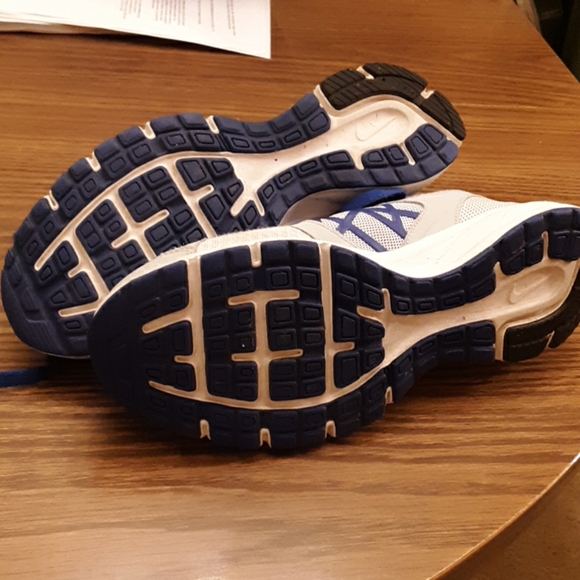 Women's size 9 athletic shoes - Picture 4 of 5